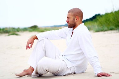 Sahilde çekici ve mutlu bir adam.