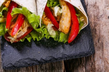 Yiyecekler. Tortilla masada.