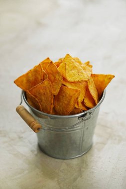 Atıştırmalıklar Masada cips var.