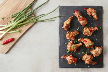 Yemek ve yemek. Kızarmış tavuk bacağı.