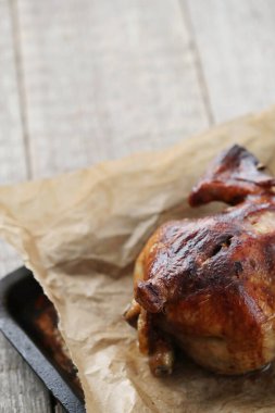 Kızarmış tavuk masada.