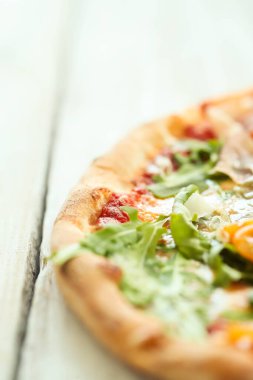 Yiyecekler. Masada nefis bir pizza