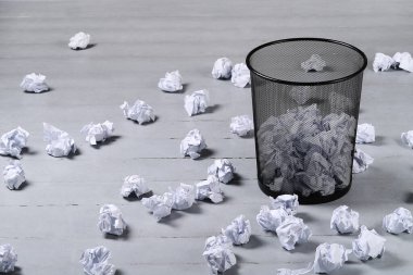 Kavram. Çöp tenekesinde buruşmuş kağıt