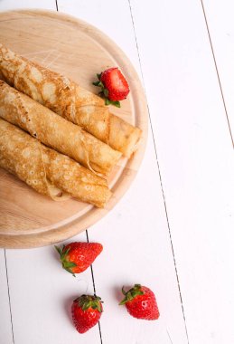 Ev yapımı. Masada nefis krepler var.