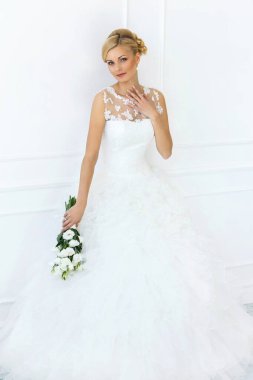 Düğün için. Çekici bir gelin ve geniş bir gülümseme