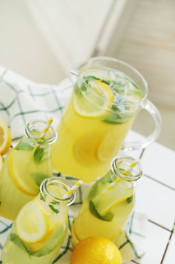 Limonata. Masada içecek bir şeyler var.