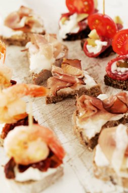 Yemek, aperatif. Masada lezzetli atıştırmalıklar var.