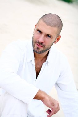 Sahilde çekici ve mutlu bir adam.