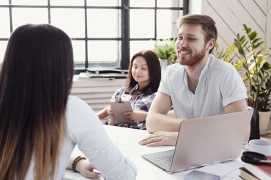 birlikte modern ofisinde çalışan genç iş adamları