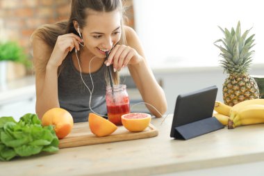 Mutfakta vlogger pişirir.