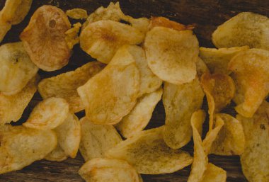 Tahta masada leziz patates cipsi.