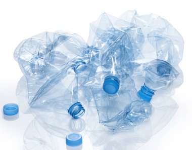 Yararlanma. Boş, ezilmiş su şişesi beyaz arka planda