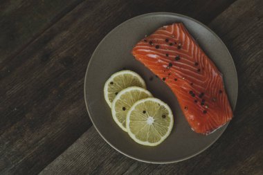 Lezzetli, çiğ somon.