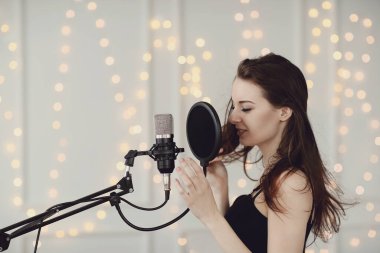 Performans. Mikrofonlu güzel bir şarkıcı.