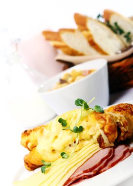 Çırpılmış yumurtalarla pişirilmiş kahvaltı