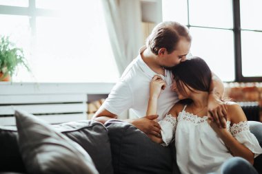Evde dinlenen güzel ve sevimli bir çiftin portresi.