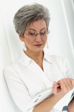 Yaşlılar. Mutlu kadın dergisi okuyor.