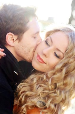 Sonbahar. Parktaki sevimli çift.