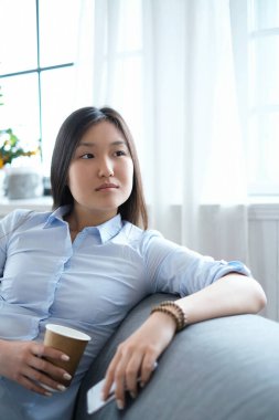 Gündüz vakti evde bir kadın