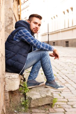 Moda. Sokakta çekici bir adam.