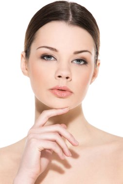 Beyaz arka planda sevimli, çekici bir kadın.