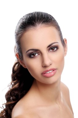 Beyaz arka planda sevimli, çekici bir kız.