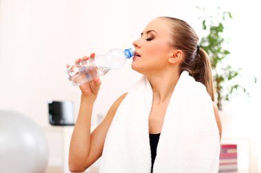 Spor salonunda egzersiz yapan seksi genç kadın.