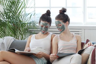 Güzeller güzeli kadınlar kaplıcada dinleniyor.