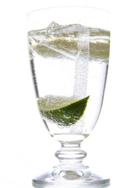 Buzlu ve limonlu bir bardak su.