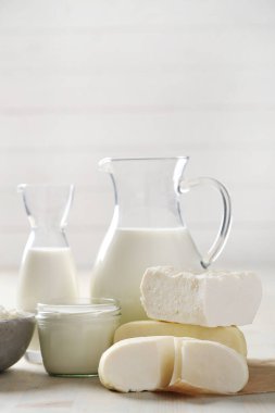 Sağlıklı yiyecekler. Süt ürünleri masada.