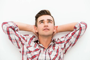 Yerde çekici bir adam var.