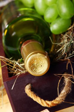 Eski doku arka planına karşı güzel şarap kompozisyonu