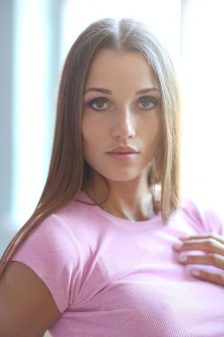 Pembe gömlekli kadın poz veriyor 