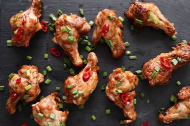 Yemek ve yemek. Kızarmış tavuk bacağı.