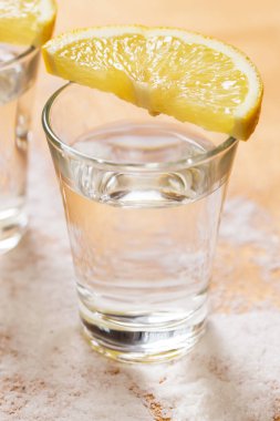 Limonlu ve tuzlu tekila.