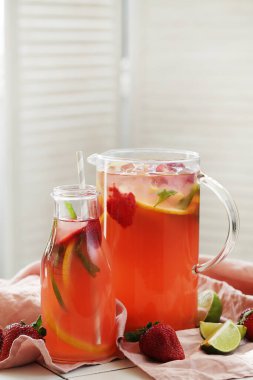 Limonata. Masada içecek bir şeyler var.