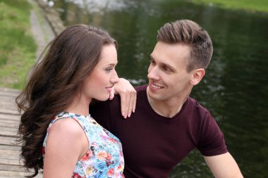 Parktaki sevimli, genç çift.