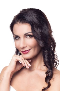 Beyaz arka planda makyajlı güzel esmer kadın portresi.