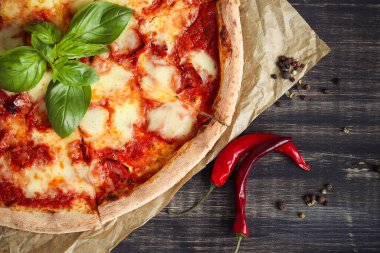 Yiyecekler. Masada nefis bir pizza