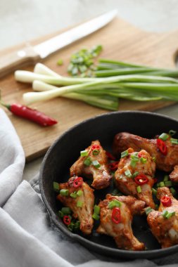 Yemek ve yemek. Kızarmış tavuk bacağı.