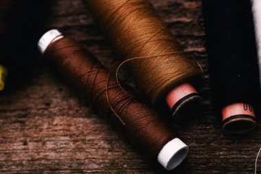 Dikiş dikiyorum Siyah arkaplanda başlık