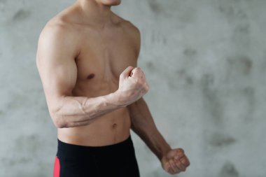 Spor. Bir adam spor salonunda egzersiz yapıyor.