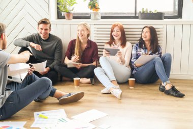 Modern ofiste birlikte çalışan genç iş adamları.