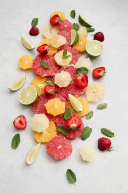 Masada taze meyve var.