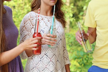 Dışarıda, dışarıda. Piknikteki insanlar