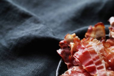 Kızarmış domuz pastırması.