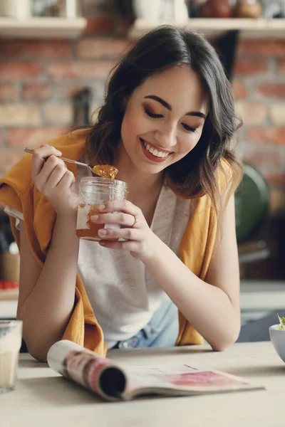 Chica Encantadora Cocina — Foto de Stock