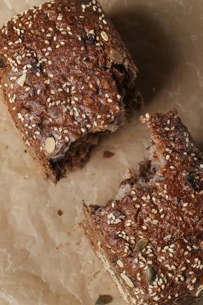 Ekmek somunu masada.