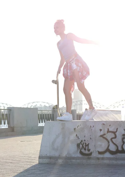 Sexy Jovem Mulher Reaxling Parque Skate — Fotografia de Stock