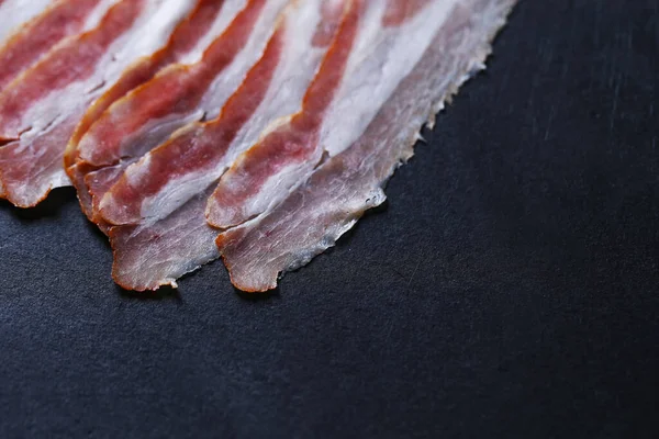 Roher Speck Auf Dem Tisch — Stockfoto